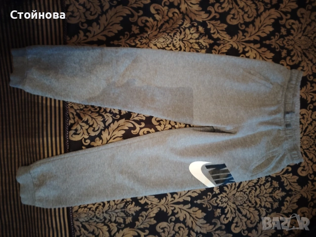 Продавам детски спортен панталон Nike