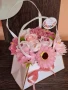 Кокетната дамска чанта с микс сапунени цветя от пластичен сапун в розово и пепел от рози, снимка 3