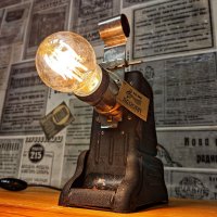 Лампа направена от стар прожекционен апарат., снимка 1 - Настолни лампи - 40273224