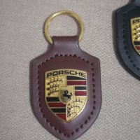 Качествен черен и тъмно- кафяв кожен ключодържател с цветна метална  емблема на Порше Porsche, снимка 3 - Аксесоари и консумативи - 35648142