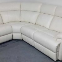 Светло кремав ъглов диван с електрически релакс механизъм, снимка 1 - Дивани и мека мебел - 40627935
