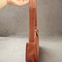 Кожена малка дамска чанта за рамо в кафяв цвят, снимка 5 - Чанти - 41771597