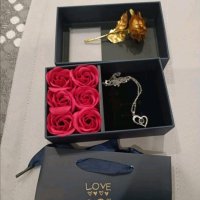 Подаръчен комплект колие с послание , златна роза и 6 вечни рози, снимка 8 - Бижутерийни комплекти - 42020439