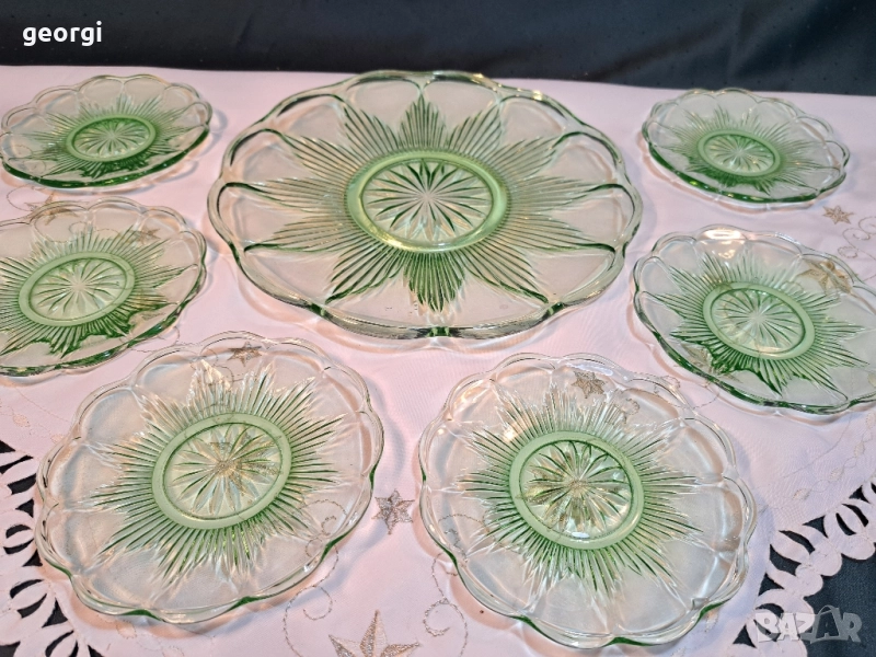 стъклено плато за торта със 6 чинийки от цветно зелено стъкло 28/3, снимка 1
