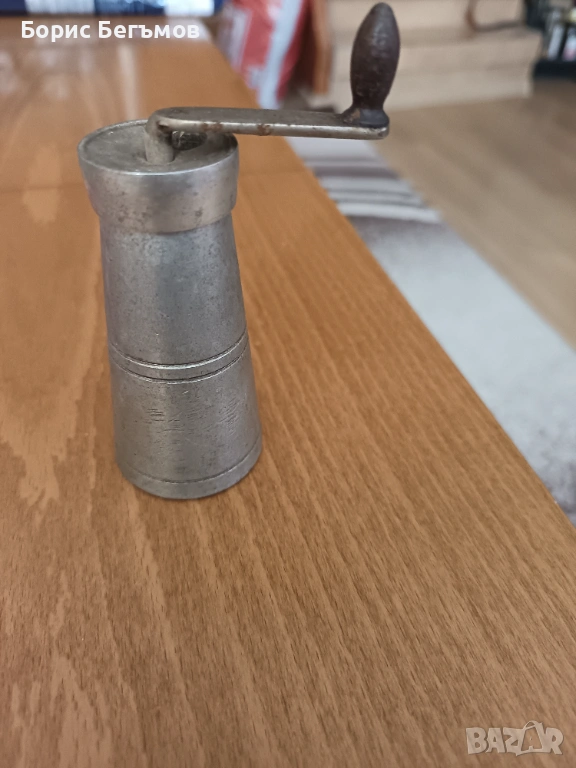 Стара алуминиева мелничка за черен пипер., снимка 1