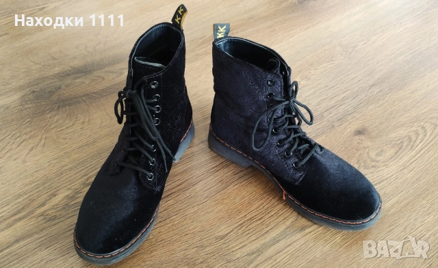 Уникални кадифени кубинки боти, черни, готик, размер 37, като нови, снимка 2 - Дамски боти - 52392920