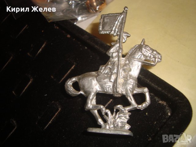 СТАР ОЛОВЕН ВОЙНИК РИЦАР КОННИК СТАТУЕТКА КАВАЛЕРИСТ ЗНАМЕНОСЕЦ 25069, снимка 6 - Колекции - 34370261