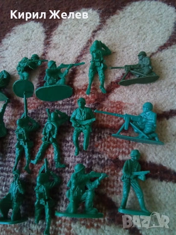 Войници пластмасови 12 броя 51738, снимка 4 - Колекции - 52105799