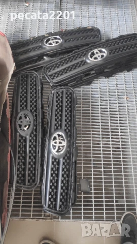 Продавам - оригинални декоративни решетки за Тойота Рав 4 2006-2008 