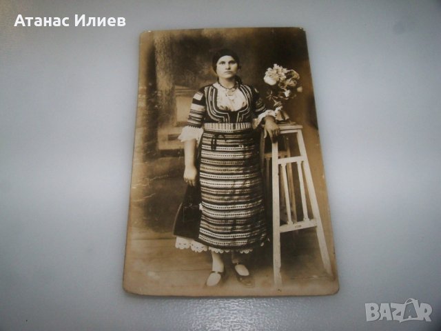 Стара снимка картичка на жена в носия