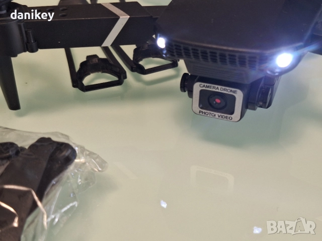 Дрон с двойна камера и WiFi 4 батерии и много резервни перки с проблем, снимка 4 - Електрически играчки - 52488470