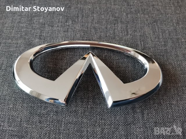 сребриста емблема Infiniti