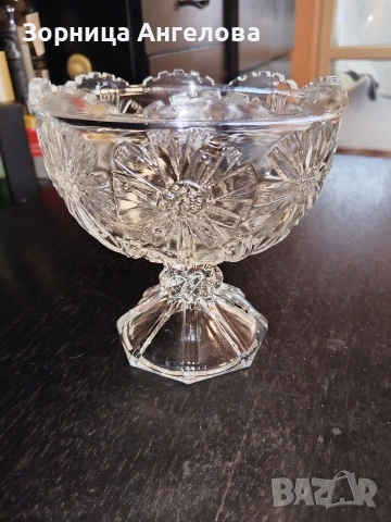 Стара Стъклена бонбониера. Размерите са на снимките. 