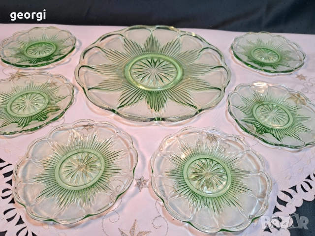 стъклено плато за торта със 6 чинийки от цветно зелено стъкло 28/3