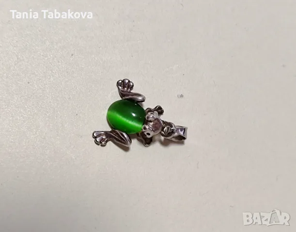 Сребърна висулка жаба с камък зелено котешко око , снимка 2 - Колиета, медальони, синджири - 55888999
