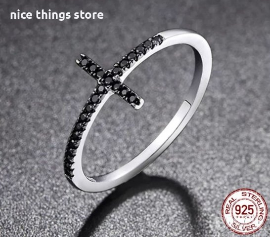Нежен сребърен пръстен с черни камъни кръст