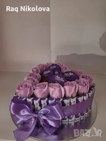 Подаръчна аранжировка с рози и шоколади Milka