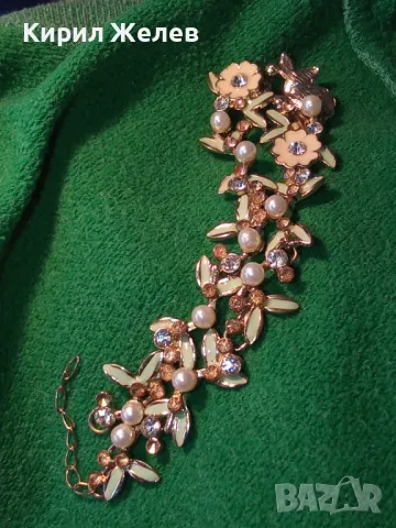 НЕЖНО ЗЛАТИСТО ФЛОРАЛНО ЕМАЙЛИРАНО КОЛИЕ с КРИСТАЛИ и ПЕРЛИЧКИ 47395, снимка 10 - Колиета, медальони, синджири - 47111530