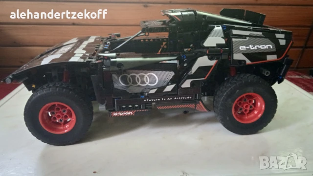 Лего сет Audi RS Q e-tron Фотоапарат Polaroid OneStep SX-70 и други, снимка 2 - Конструктори - 50699453