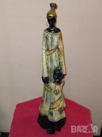 Статуетка на африканска жена с дете. 