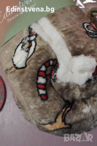 Коледни пухкави пантофи в бежово с ефектен принт, снимка 5 - Пантофи - 52572749