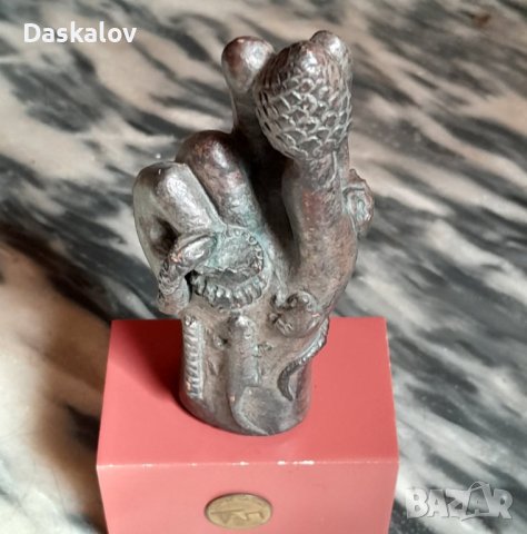 Продавам статуетка ръка с шишарка и животни, снимка 9 - Статуетки - 41346907