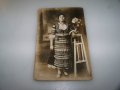 Стара снимка картичка на жена в носия