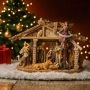 Декоративна сцена на Рождество с дървена постройка и фигурки – Светото семейство и ангел GLORIA, снимка 3