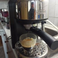 Кафемашина Делонги с ръкохватка с крема диск, работи отлично и прави хубаво кафе с каймак , снимка 3 - Кафемашини - 42258493