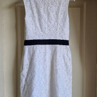 Нова бяла дантелена рокля с черен колан, снимка 2 - Рокли - 44762098