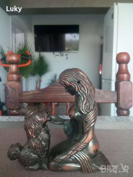 Продавам стара и интересна запалка.Момиче с куче(кучето е запалката).Профилактика(части,майстор), снимка 1