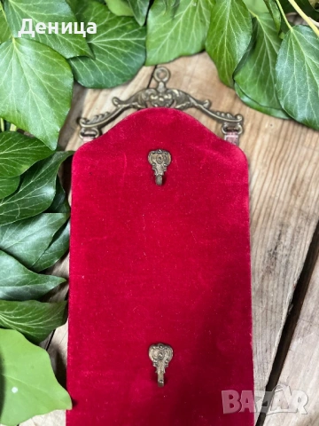 Декоративна стенна закачалка за ключове, облечена с червено кадифе.  Може да  окачвате ключове, снимка 3 - Декорация за дома - 53449075