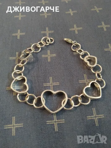 Нова, сребърна гривна. Поставена в кутия лукс