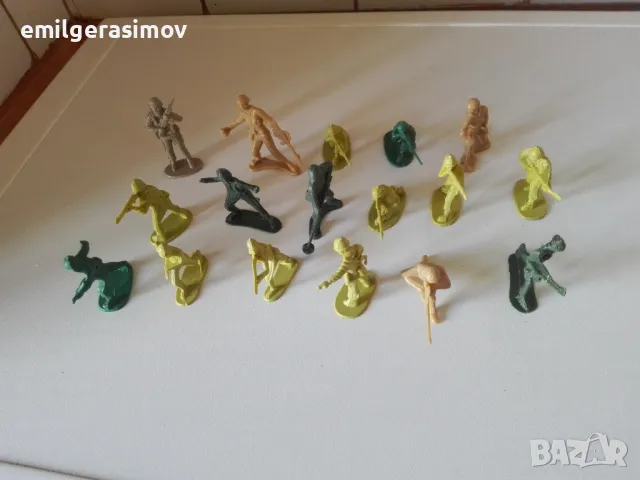 Играчки - войници , колички , фигурки.