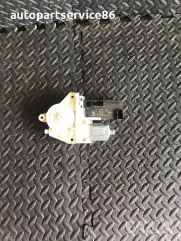 Мотор за стъкло за предна дясна RHD врата Bosch за Peugeot 407 (2003-2008) 0130822201, снимка 2 - Части - 53683676