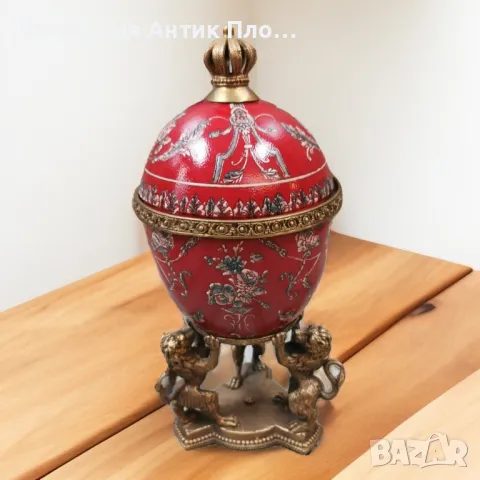 Яйце порцелан и бронз в червено