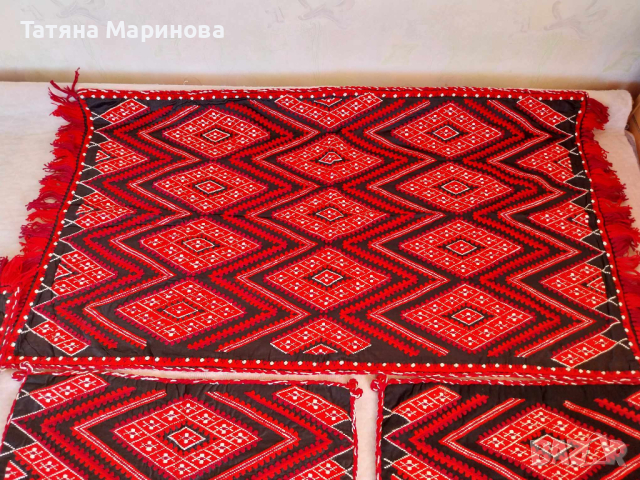 Автентична стара българска ръчна изработка - два ковьора за стена и две калъфки за възглавници, снимка 2 - Антикварни и старинни предмети - 44628878