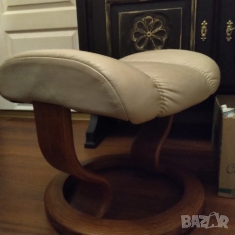 Стол нисък кожа и масив от края на 60  те год намален , снимка 3 - Дивани и мека мебел - 41879117