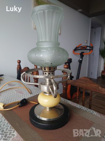 Продавам красива и масивна(тежка),старинна,настолна(нощна),лампа.