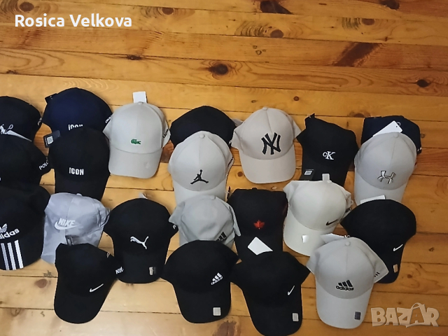 Маркови шапки с козирка 