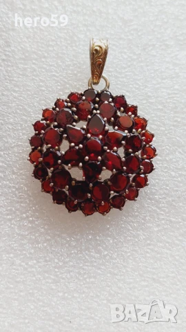 Стар дамски медальон с инкрустирани гранати, жълт метал, снимка 1
