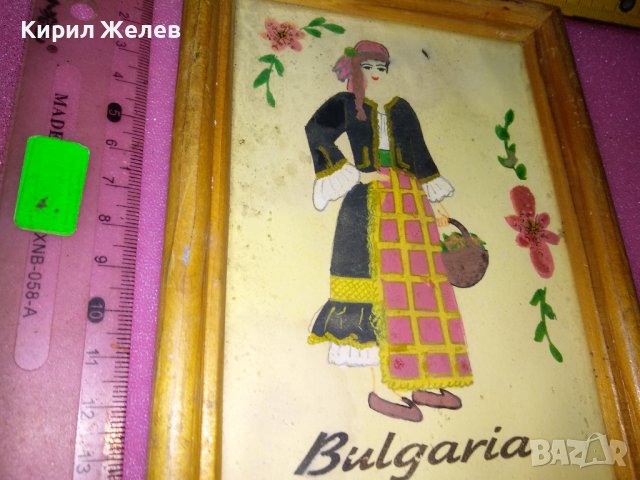 Bulgaria СТАРА ЕТНОГРАФСКИ СУВЕНИР РИСУНКА ДЪРВЕНА РАМКА МОМА във ФОЛКЛОРНА НОСИЯ с ПРЕСТИЛКА 42832, снимка 2 - Картини - 44220428