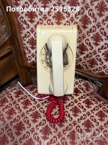 стар ретро телефон за стена