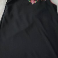 Дамска черна рокля с мотиви отговаря на размер  M-L обличана веднъж , снимка 1 - Рокли - 41267403