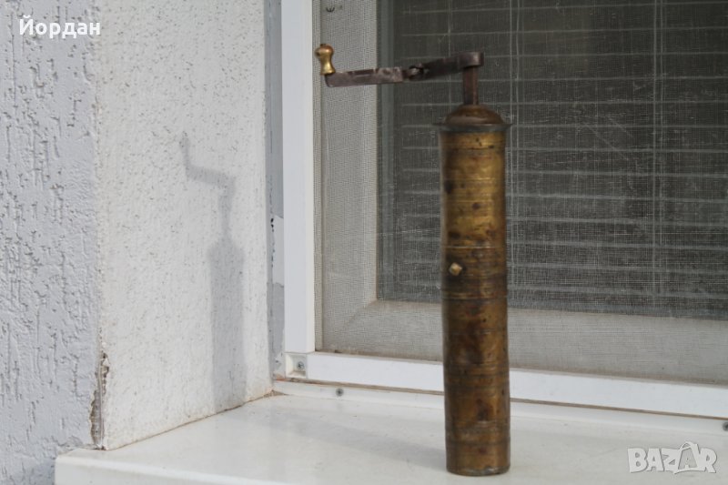 Стара бронзова мелачка за черен пипер , снимка 1