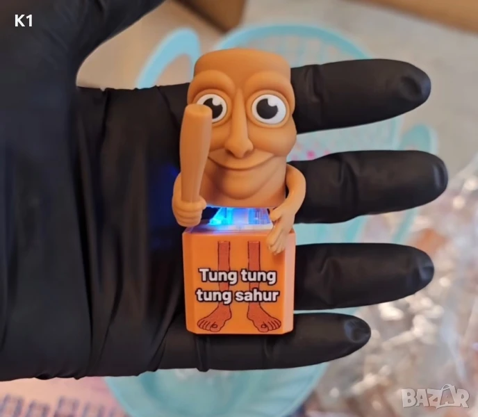 Светещ и Музикален ключодържател Italian Brainrot Tung Tung Tung Sahur, снимка 1