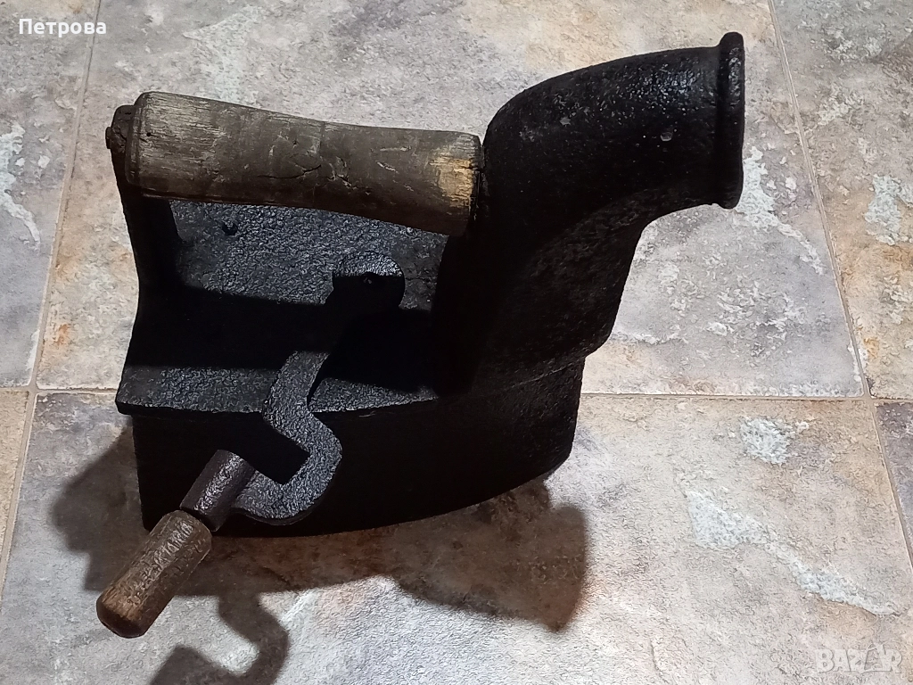 Стара ютия с комин, снимка 1