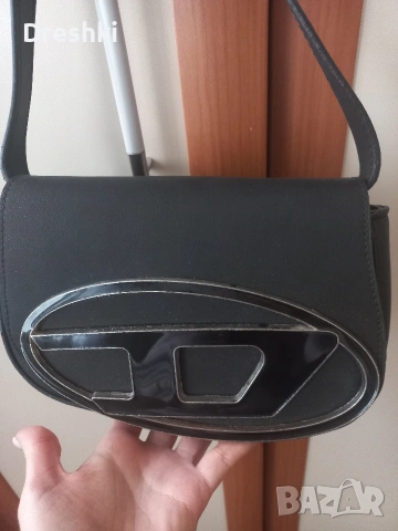 малка черна чантичка 