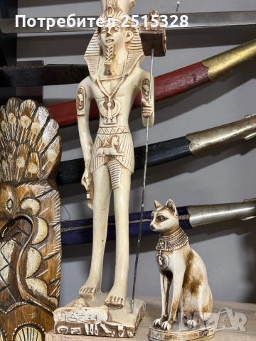 красиви две египетски статуетки