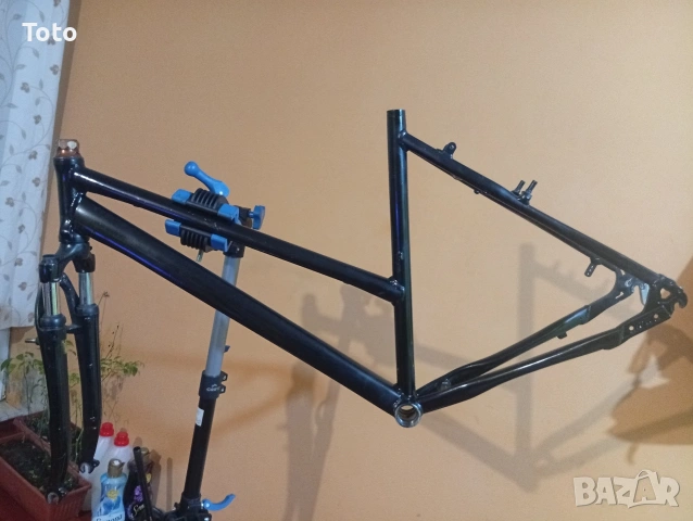 Алуминиева рамка на дамски КТМ 28 цола.Лично предаване.